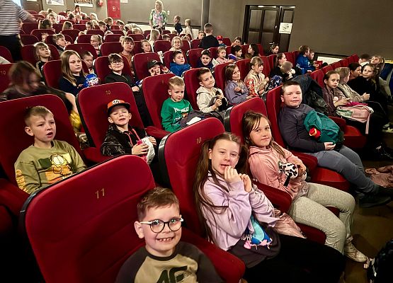 uczniowie podczas spektaklu