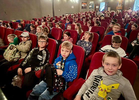 uczniowie podczas spektaklu