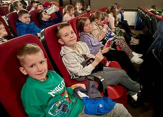 uczniowie podczas spektaklu