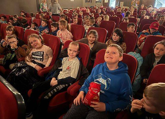 uczniowie podczas spektaklu