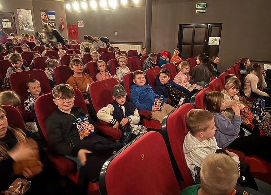 uczniowie podczas spektaklu