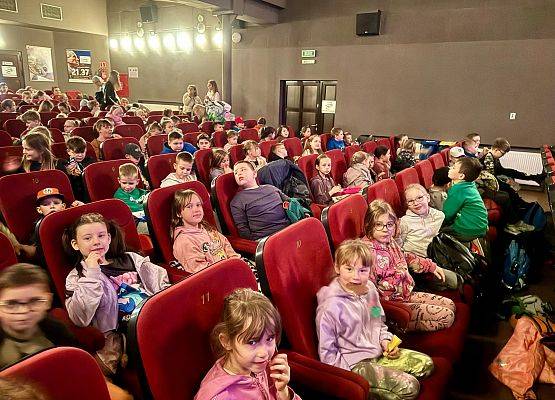 uczniowie podczas spektaklu