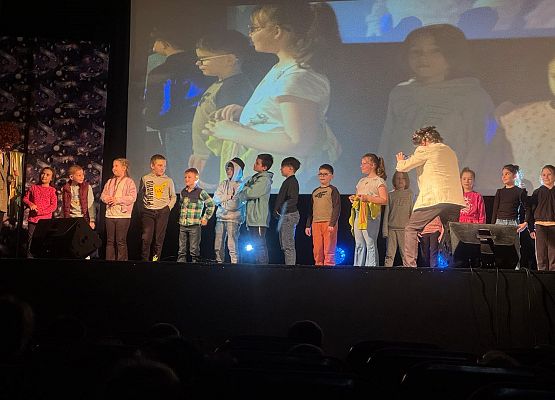 uczniowie wraz z aktorami na scenie