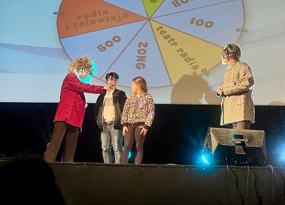 uczniowie uczestniczą w spektaklu