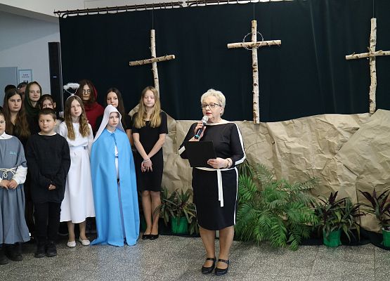 nauczycielka wita gości