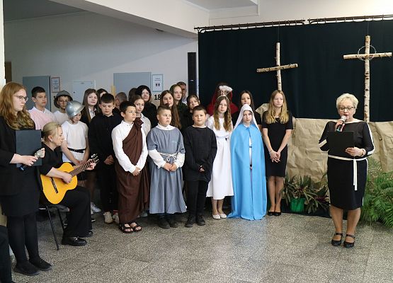 nauczycielka wita gości