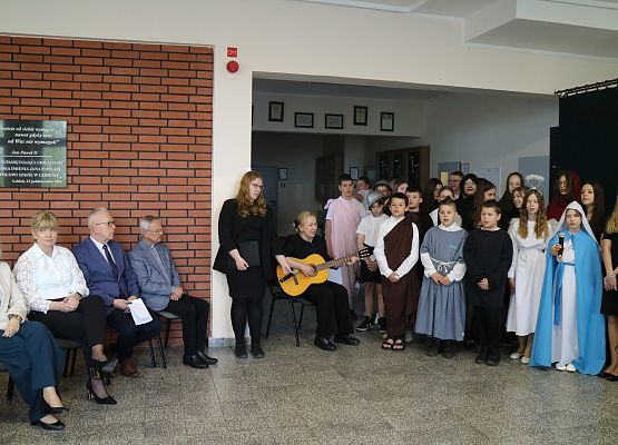 uczniowie śpiewają