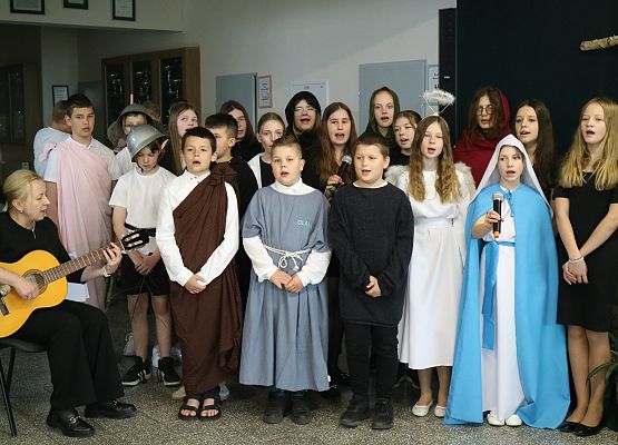 uczniowie śpiewają