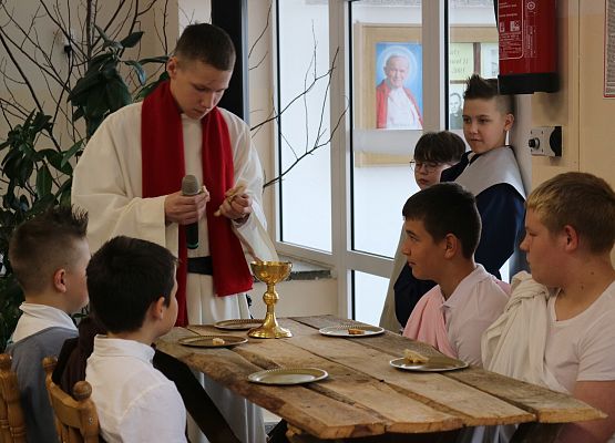 uczniowie występują na scenie