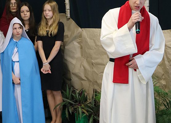 uczniowie występują na scenie