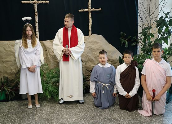uczniowie występują na scenie