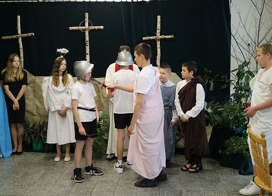 uczniowie występują na scenie