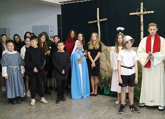 uczniowie występują na scenie