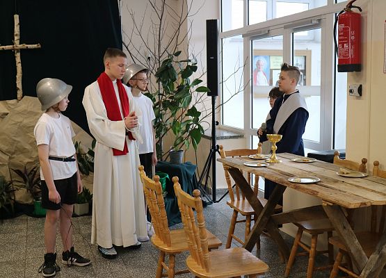 uczniowie występują na scenie