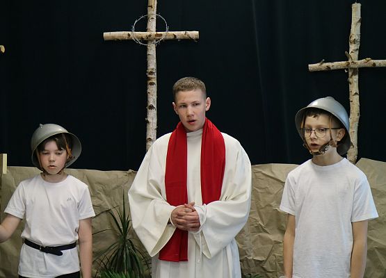 uczniowie występują na scenie