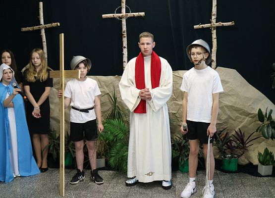 uczniowie występują na scenie