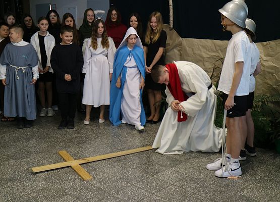 uczniowie występują na scenie