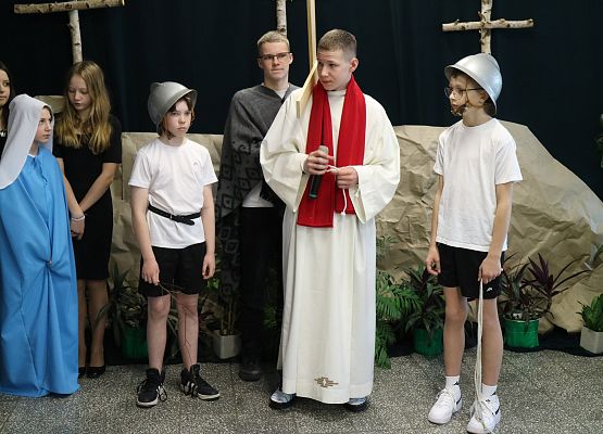 uczniowie występują na scenie