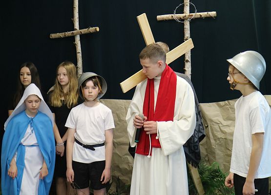 uczniowie występują na scenie