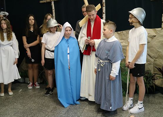 uczniowie występują na scenie