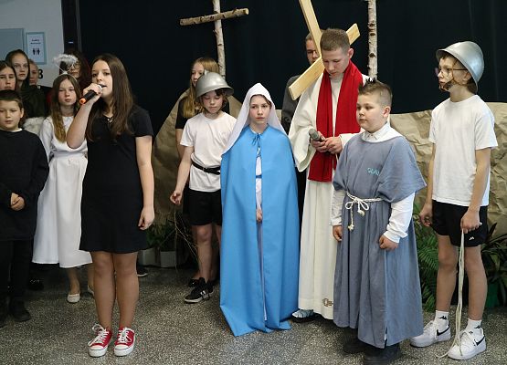 uczniowie występują na scenie