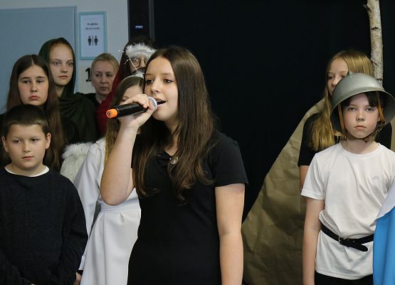 uczniowie występują na scenie