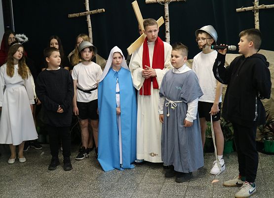 uczniowie występują na scenie