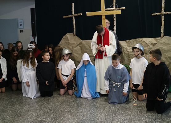 uczniowie występują na scenie