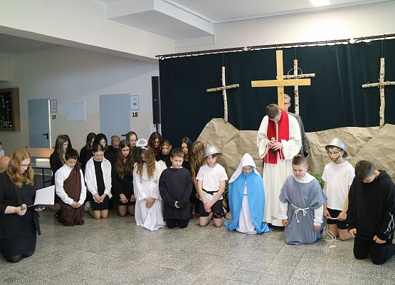 uczniowie występują na scenie