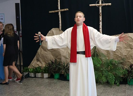 uczniowie występują na scenie