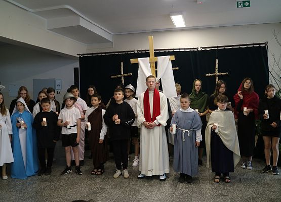 uczniowie występują na scenie