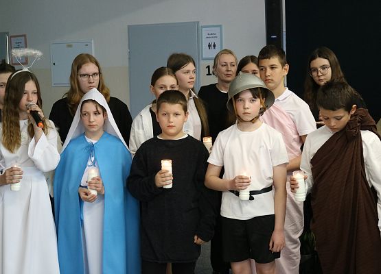 uczniowie występują na scenie