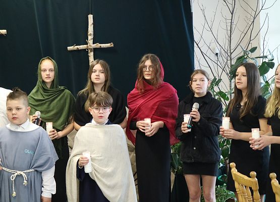 uczniowie występują na scenie