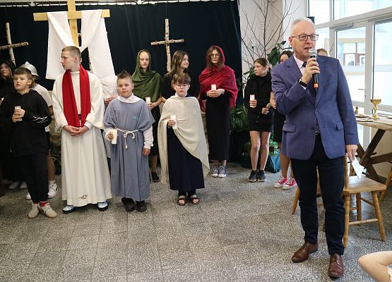 pan dyrektor składa dziękuje uczniom