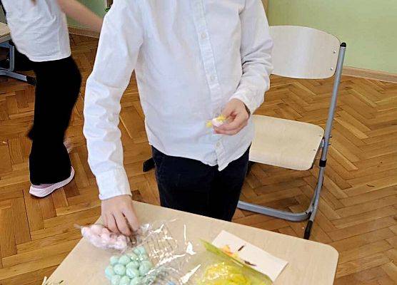 uczeń wykonuje pracę plastyczną