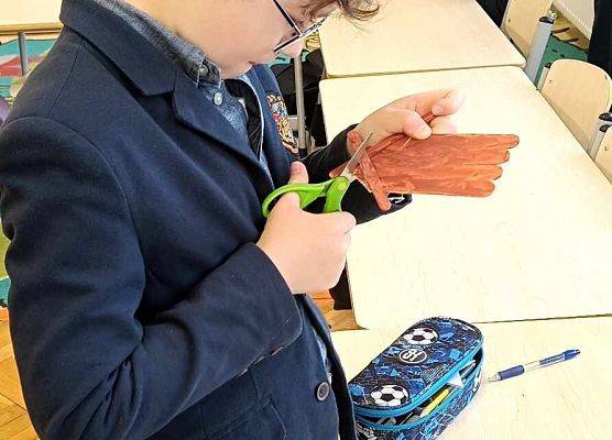 uczniowie wykonują pracę plastyczną