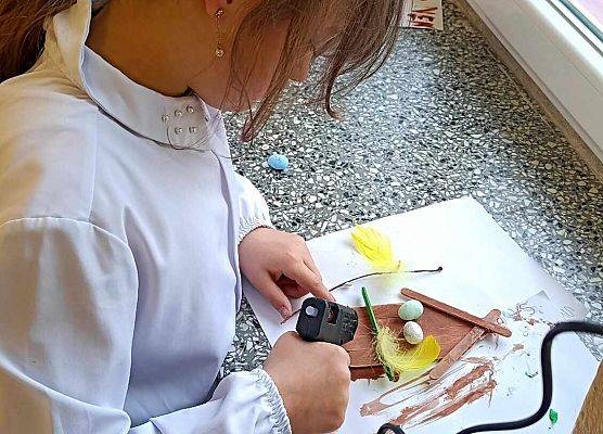 uczennica wykonuje pracę plastyczną