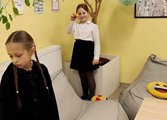 dziewczynki szukają jajek