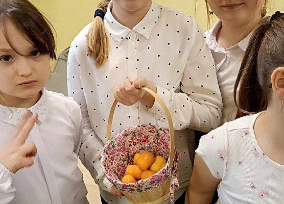 dzieci prezentują koszyczek z jajkami