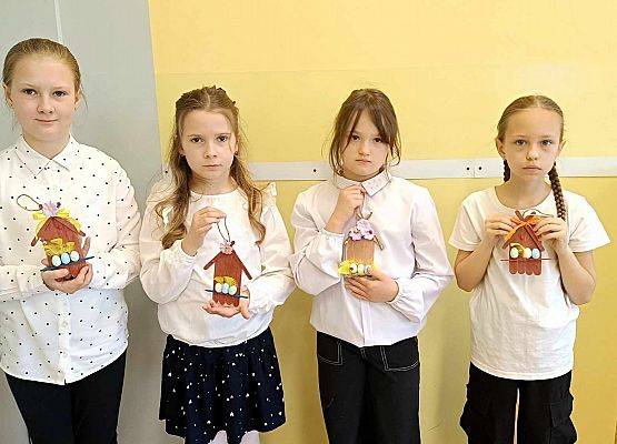 uczennice prezentują swoje ozdoby