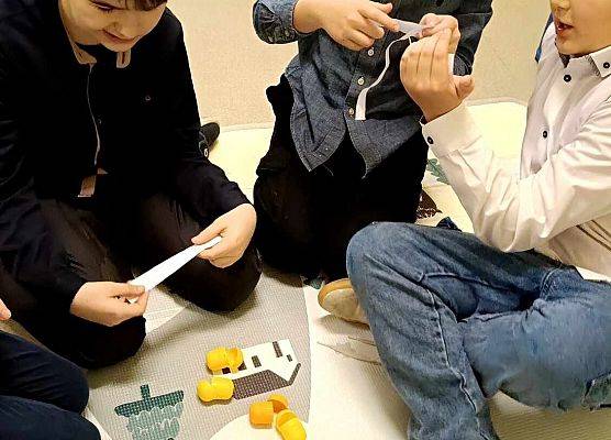 uczniowie odczytują zagadkę