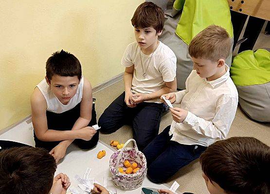 uczniowie odczytują zagadkę