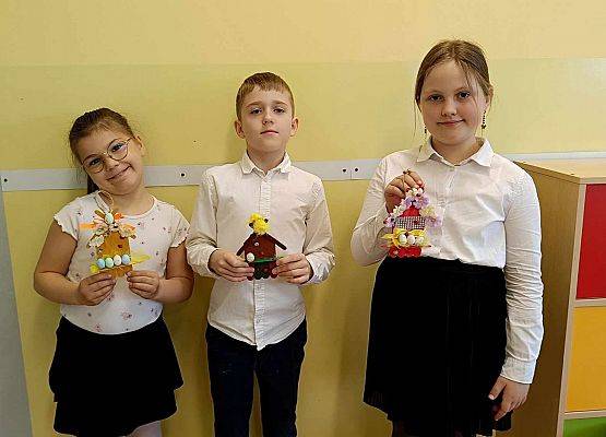 uczennice prezentują otrzymane upominki