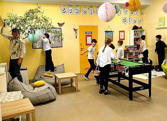 uczniowie szukają jajek