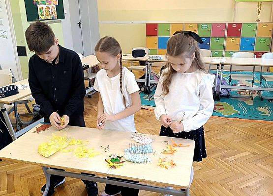 uczniowie wykonują prace plastyczne