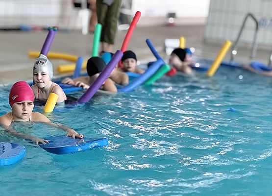 uczniowie podczas zajęć nauki pływania
