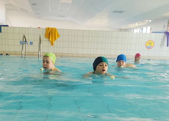 uczniowie podczas zajęć nauki pływania