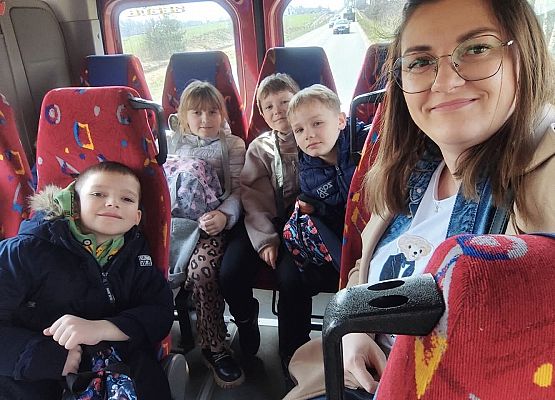 nauczycielka z uczniami w autobusie