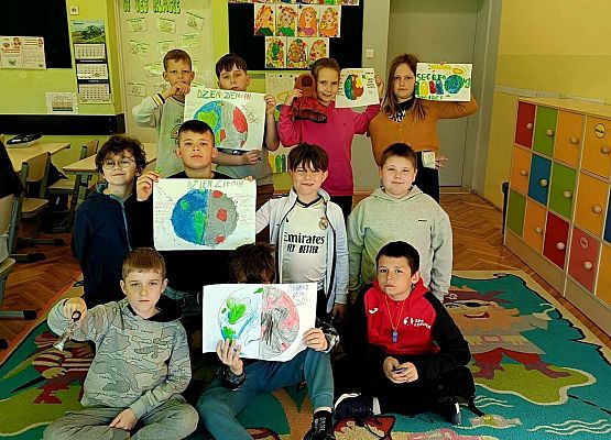 uczniowie prezentują wykonane prace plastyczne