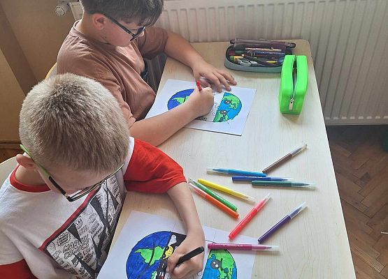 uczniowie wykonują prace plastyczne